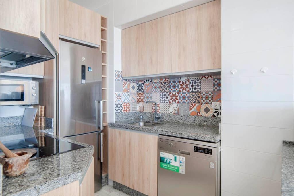 021 - Wonderful Beachfront Apartment With Stunning Sea Views Benalmádena Eksteriør bilde