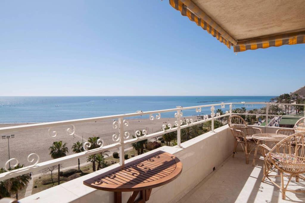 021 - Wonderful Beachfront Apartment With Stunning Sea Views Benalmádena Eksteriør bilde