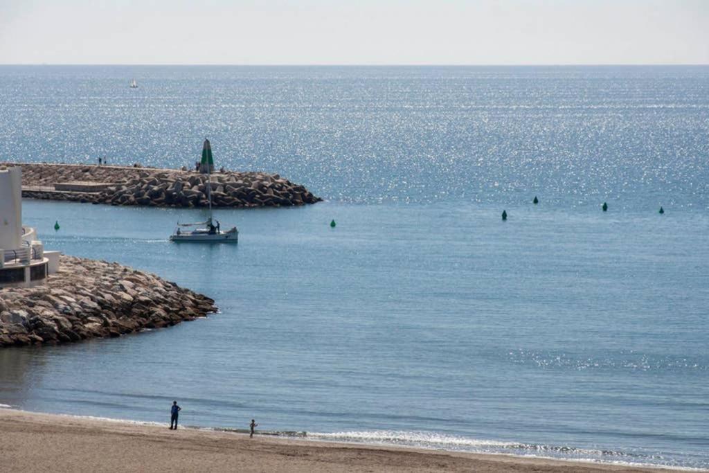 021 - Wonderful Beachfront Apartment With Stunning Sea Views Benalmádena Eksteriør bilde