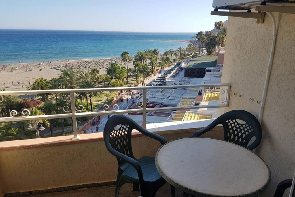 021 - Wonderful Beachfront Apartment With Stunning Sea Views Benalmádena Eksteriør bilde